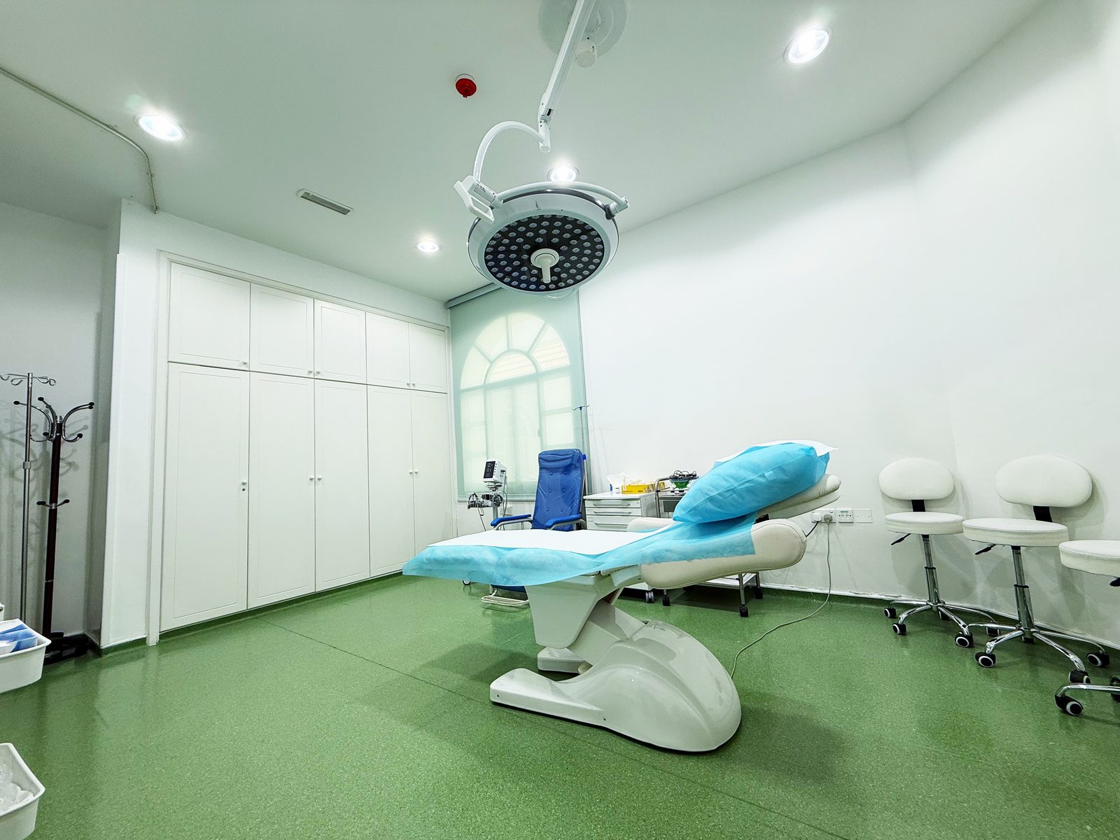 Minor procedure room with surgical light and treatment chair in a poly clinic in Jumeirah, Dubai