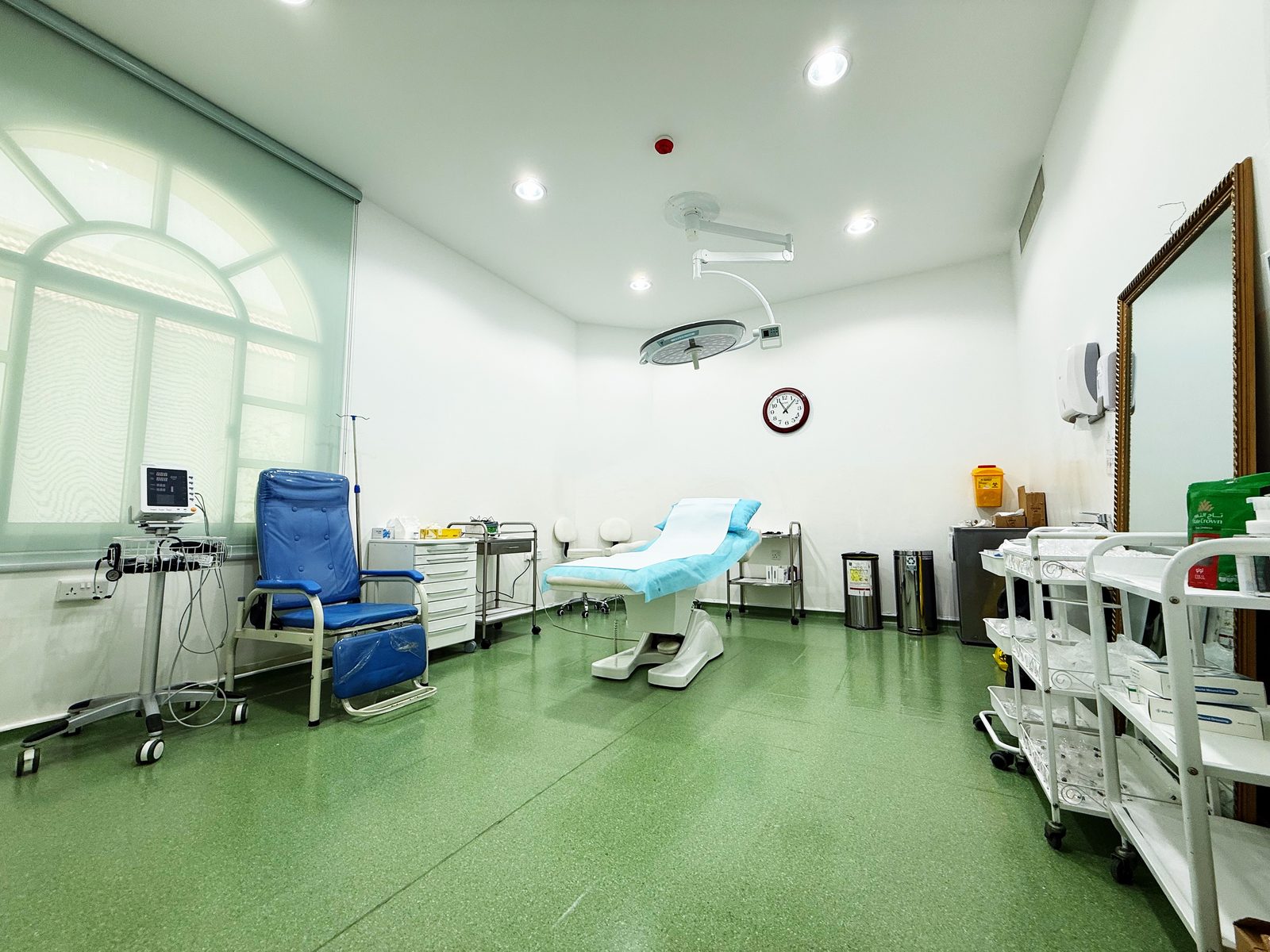Procedure room with surgical light and treatment chair in a poly clinic in Jumeirah, Dubai